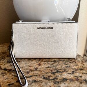 NWT Michael Kors white wistlet (MSRP $128)